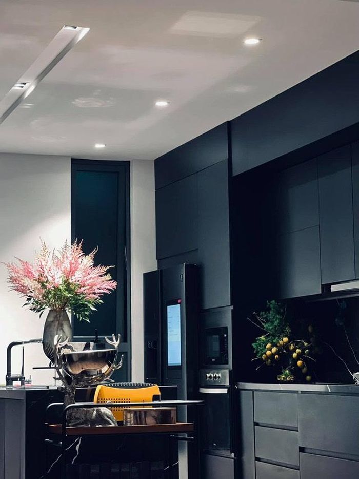 Nếu nhiều không gian trong nhà sử dụng gam trắng và các món nội thất mang nét cổ điển, căn bếp được chọn tông đen hiện đại. Ngọc Trinh cũng trang bị đầy đủ các thiết bị phục vụ việc nấu nướng như tủ lạnh, lò nướng, lò vi sóng, máy hút mùi...