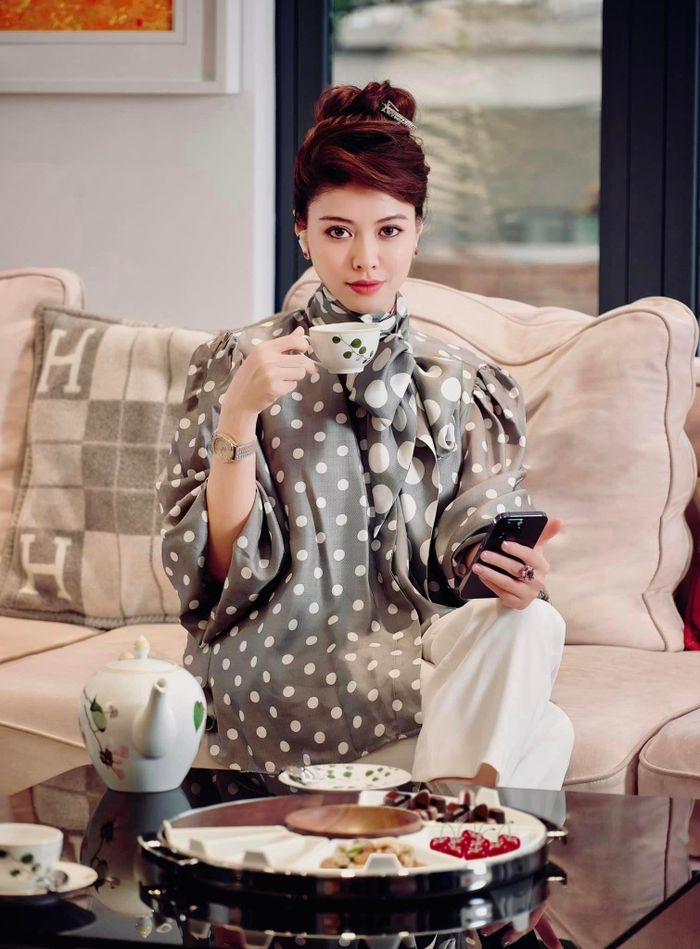Từ những hình ảnh được Ngọc Trinh chia sẻ trên trang cá nhân, căn biệt thự gây ấn tượng bởi cách sử dụng màu sắc khá nhất quán. Tường và nhiều khu vực trong nhà mang gam trắng, tạo nền cho hệ thống nội thất mang hơi hướng cổ điển, với những đường nét cầu kỳ và cảm giác quý phái. Ngôi sao cho hay.