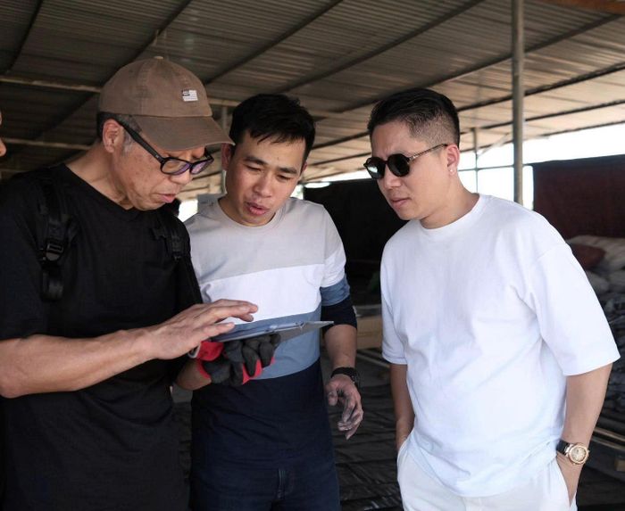 Bằng sự chân thành, tinh thần dám nghĩ dám làm và trợ thủ đắc lực là chiếc điện thoại thông minh, nhiều người trẻ đang ngày đêm mang nông sản, hàng hóa Việt Nam vươn ra thế giới.