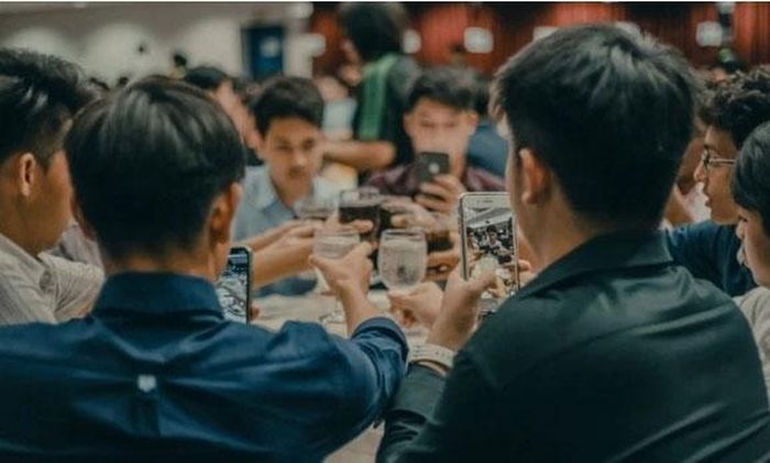 Việc họp lớp là để gắn kết mọi người với nhau sau những năm tháng xa cách. Vì vậy, không nên biến họp lớp trở thành nơi khoe mẽ hay tìm kiếm những mối quan hệ lợi ích khác. Ảnh minh họa