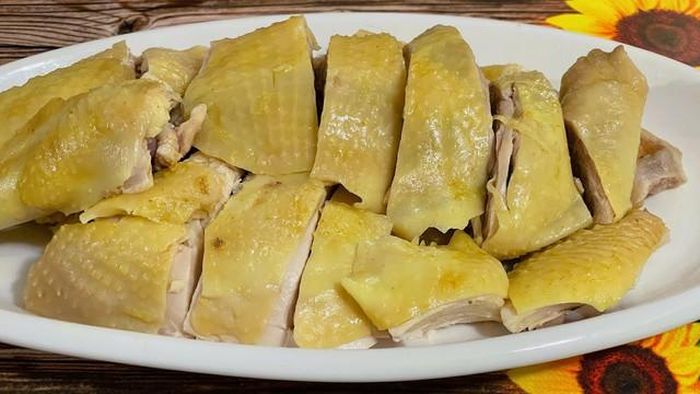 Trong thực tế, nhiều gia đình có cúng gà mái nhưng trước khi dâng lên thì chặt miếng, bày đĩa như một món ăn trong mâm, thay vì đặt cả con dáng chầu như gà trống.
