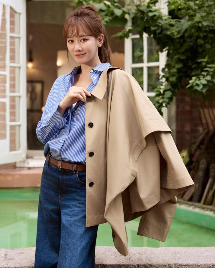 Ca sĩ Hariwon gây chú ý khi diện trang phục mang hơi hướng trẻ trung, năng động đầy tinh tế, đó là sự kết hợp giữa áo sơ mi và quần jeans, cùng với áo khoác.