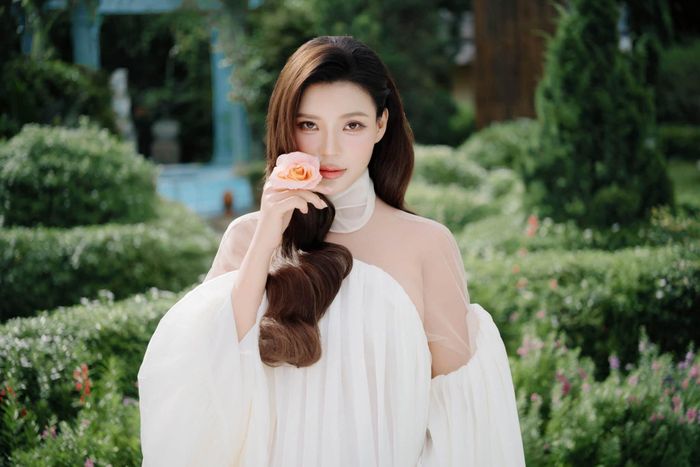 Nhiều khán giả dành lời khen cho nhan sắc rạng rỡ của Thúy Diễm khi mang thai. Dù đang ở giai đoạn cuối thai kỳ, nữ diễn viên vẫn giữ được vóc dáng thanh thoát, thần thái tươi tắn cùng nụ cười hạnh phúc. 