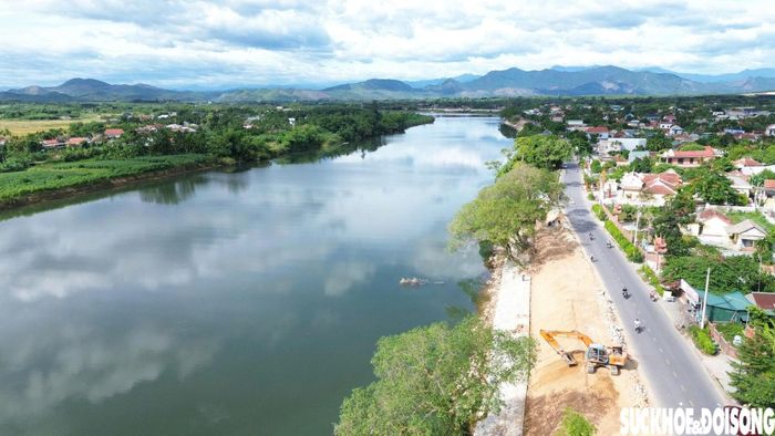 Kè chống sạt lở bờ sông Bồ qua địa bàn phường Phong Thái được triển khai thi công từ tháng 5. Ảnh: T.N.