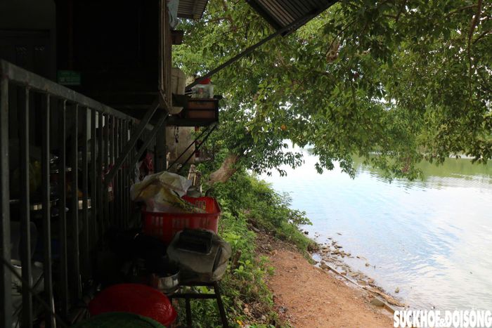Sạt lở bờ sông bồ áp sát nhà của người dân phường Phong Thái. Ảnh: H.D.