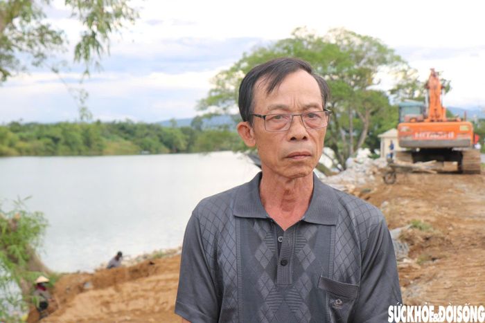 Ông Hoàng Văn Phú lo lắng trước tình trạng sạt lở bờ sông Bồ. Ảnh: H.D.