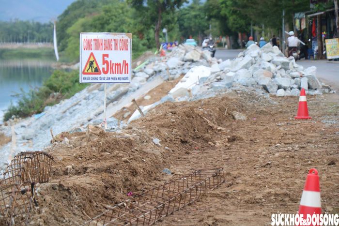 Nhà thầu huy động nhân lực tăng tốc thi công công trình kè chống sạt lở. Ảnh: H.D.