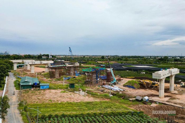 Một đoạn tuyến cầu cạn Ngọc Hồi đang được triển khai. Ảnh: T.Anh