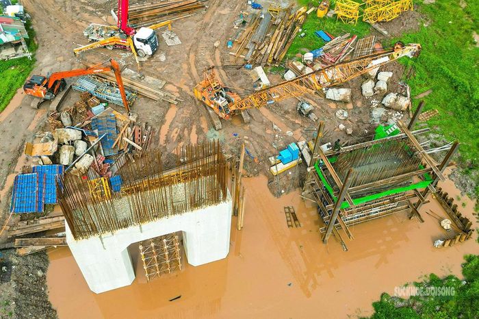 Máy móc, thiết bị tập trung thi công các trụ cầu dẫn. Ảnh: T.Anh