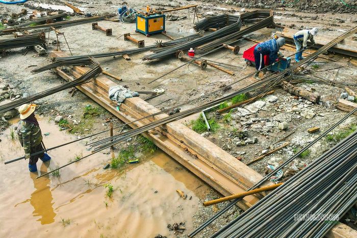 Công nhân gia công cốt thép tại công trường cầu Ngọc Hồi. Ảnh: T.Anh