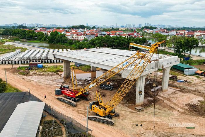Những phiến dầm đầu tiên được lắp đặt tại khu vực cầu cạn phía Hưng Yên. Ảnh: T.Anh