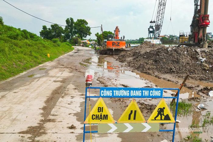 Một mũi thi công cầu Ngọc Hồi bên tuyến đường dân sinh. Ảnh: T.Anh