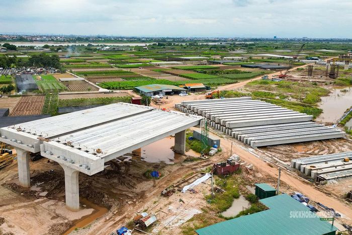 Bãi dầm phục vụ thi công cầu cạn phía Hưng Yên. Ảnh: T.Anh