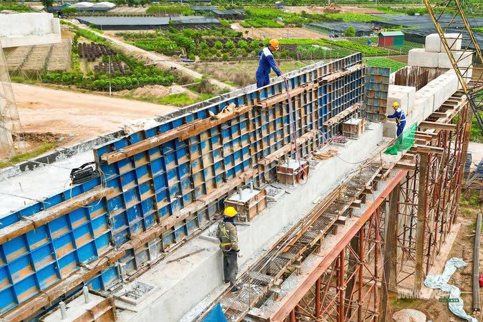 Công nhân lắp dựng ván khuôn, hoàn thiện kết cấu trụ cầu. Ảnh: T.Anh