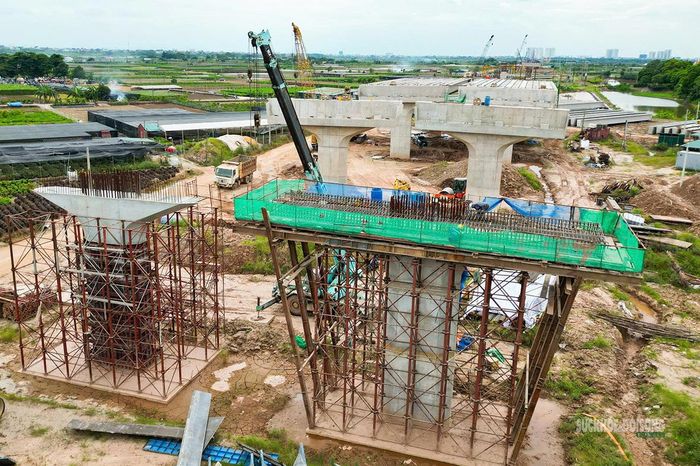Hệ thống trụ, xà mũ cầu dần hoàn thiện trên tuyến. Ảnh: T.Anh