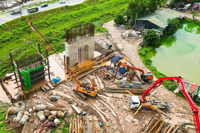 Máy móc hoạt động tại khu vực thi công trụ cầu. Ảnh: T.Anh