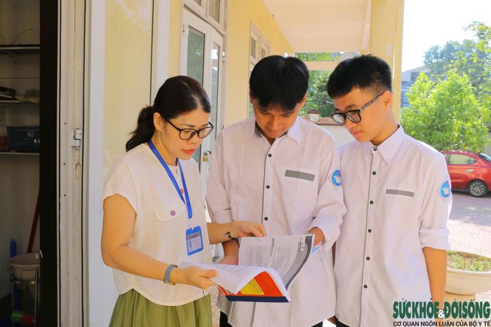 Gần một nửa học sinh lớp 10T cho biết đang thiếu ít nhất một số sách giáo khoa. Ảnh: Song Hoàng