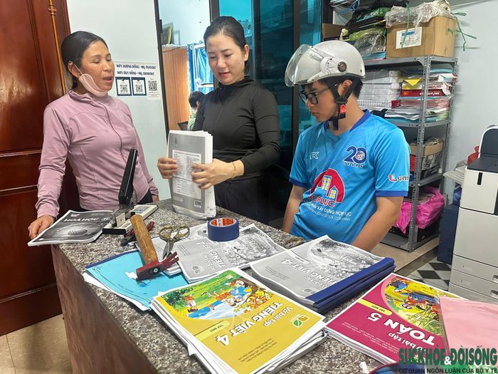 Nhiều phụ huynh phải tìm đến các cửa hàng photocopy để in những cuốn sách giáo khoa còn thiếu. Ảnh: Song Hoàng