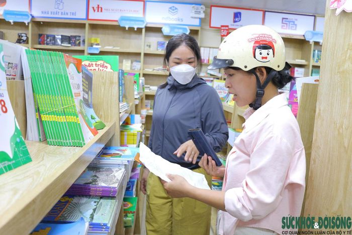 Phụ huynh tìm mua sách giáo khoa tại một nhà sách ở Nghệ An sáng 9/9. Ảnh: Song Hoàng