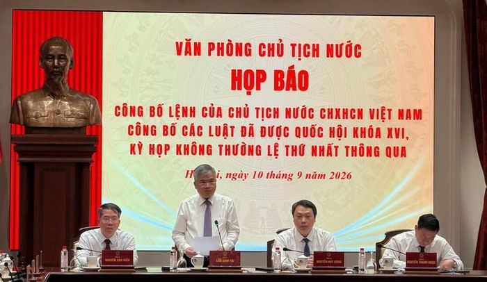 Phó Chủ nhiệm Văn phòng Chủ tịch nước Cấn Đình Tài công bố Lệnh của Chủ tịch nước đối với 15 luật. Ảnh: Lê Bảo