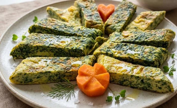 Trứng rán lá đinh lăng là món ăn tốt cho sức khỏe, giúp hỗ trợ an thần, giảm đau đầu và cải thiện giấc ngủ.