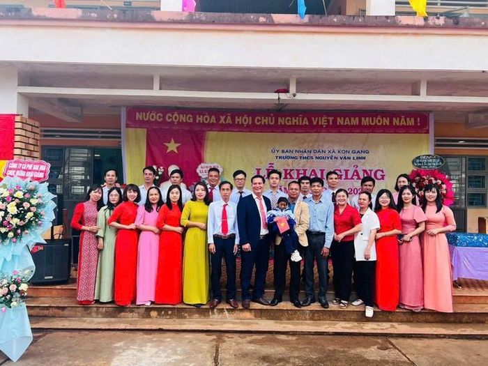 "Cô bé tí hon" chụp ảnh cùng thầy cô và đại biểu tham gia Lễ khai giảng, năm nay trường đã được sáp nhập. Ảnh: Gia đình cung cấp