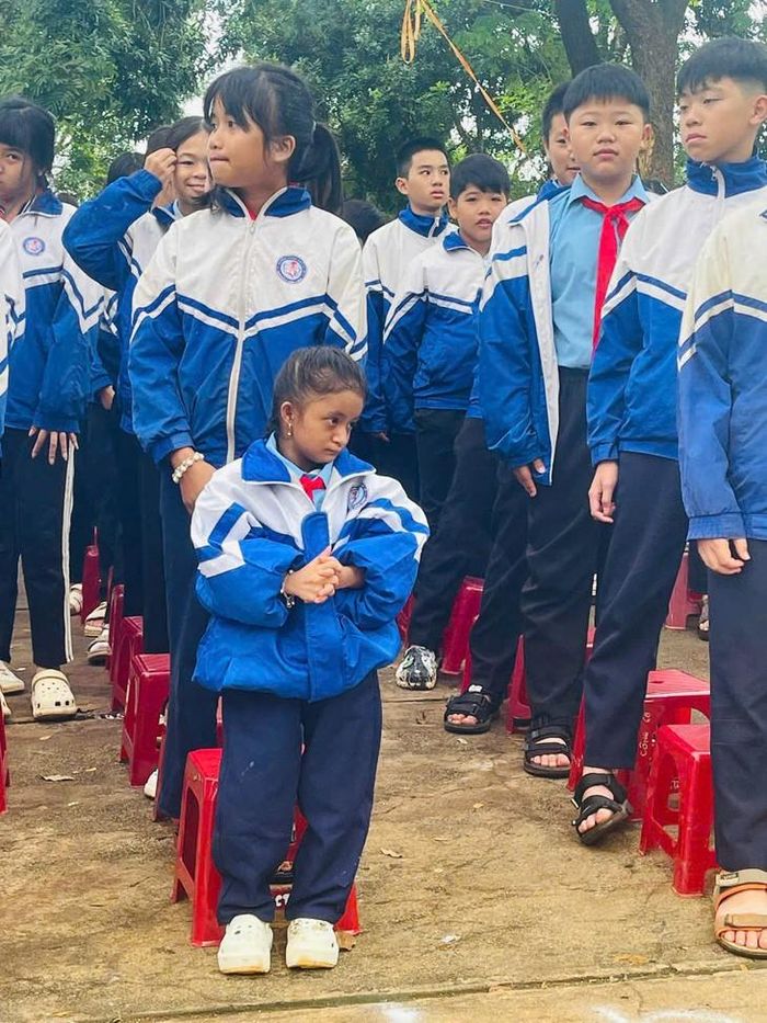 "Cô bé tí hon" cùng các bạn trong lễ chào cờ ở trường ngày 7/9/2026. Ảnh: Cô giáo chủ nhiệm cung cấp