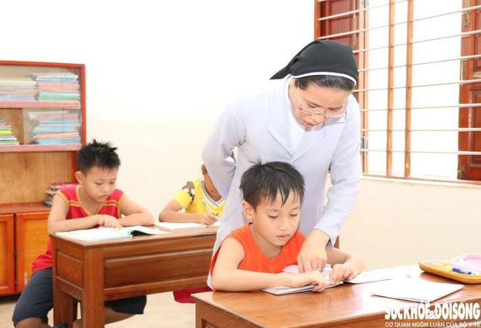 Những “người mẹ” thầm lặng nuôi dưỡng nụ cười và tương lai trẻ thơ. Ảnh: Duy Ngọc.