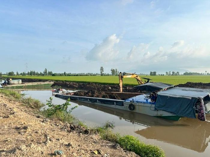 Hiện trường nơi khai thác khoáng sản trái phép. Công an tỉnh An Giang