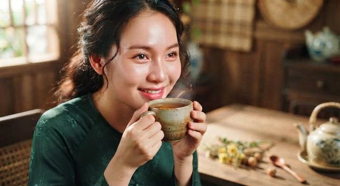 Uống đủ nước, đúng cách và đúng thời điểm là một thói quen đơn giản nhưng có thể cải thiện sức khoẻ làn da. Ảnh minh hoạ AI.