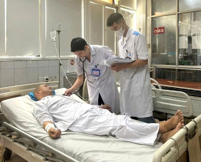 Bệnh nhân được theo dõi và kiểm tra sức khỏe trước khi xuất viện. Ảnh: BVCC.
