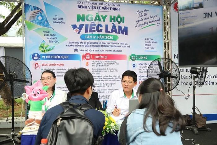 Các bác sĩ trẻ tham gia ứng tuyển vào Bệnh viện Lê Văn Thịnh. Ảnh: P.Thương.