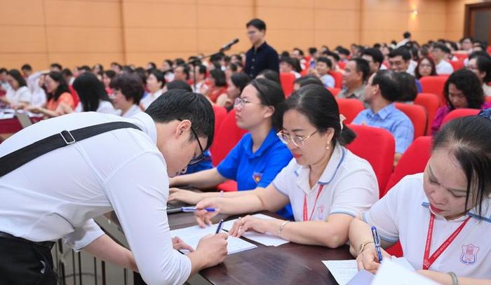 Quy trình lựa chọn chuyên ngành công khai tại Match Day 2026: Từ màn hình điện tử cập nhật chỉ tiêu theo thời gian thực, thí sinh trực tiếp xướng danh đăng ký đến khâu ký biên bản xác nhận với Ban tổ chức. Ảnh: HL