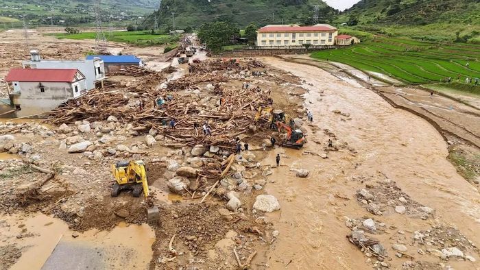 Nhóm nghiên cứu đề xuất xây dựng hệ thống tích hợp giám sát và cảnh báo sớm quá trình hình thành, phát triển của các hiện tượng đa thiên tai quy mô lớn trên cơ sở ứng dụng IoT, AI và dữ liệu lớn. Ảnh: PV