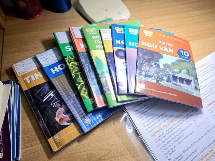 Sách giáo khoa cũ được phụ huynh xin về cho con sau khi đi nhiều nhà sách vẫn không mua được. Ảnh: Quỳnh Mai.