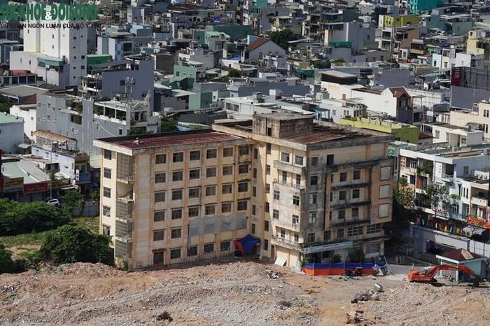 Khối nhà cũ và bốt bảo vệ nằm ở góc giao lộ Chi Lăng - Hùng Vương là một trong những kết cấu hiếm hoi chưa bị san phẳng hoàn toàn.
