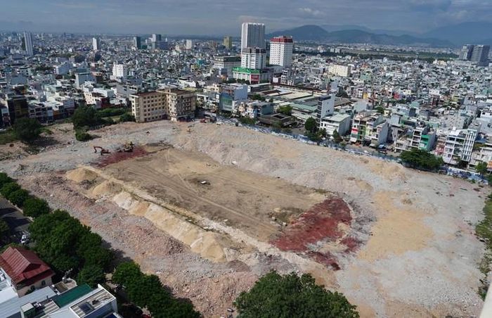Khu đất sân vận động Chi Lăng có diện tích rộng hơn 55.000m², nằm ngay vị trí trung tâm sầm uất nhất của thành phố Đà Nẵng, thuộc địa bàn phường Hải Châu.