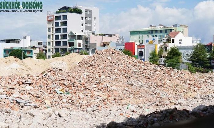 Toàn bộ chu vi khu đất hơn 55.000m² hiện đã được vây kín bằng hàng rào tôn cao để đảm bảo an ninh và an toàn trong quá trình xử lý tài sản. Bên trong khuôn viên từng là chảo lửa bóng đá miền Trung, giờ đây chỉ còn ngổn ngang đất đá, gạch vụn và xà bần sau khi các hạng mục bê tông bị san phẳng.