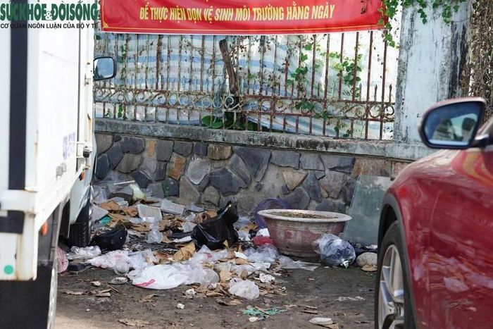 Một số khu vực bên ngoài vỉa hè được tận dụng làm chỗ đỗ ô tô. Dù UBND phường Hải Châu có thông báo về việc đỗ xe đúng vạch để dọn dẹp vệ sinh hằng ngày nhưng quanh đây vẫn nhếch nhác, hoang tàn.