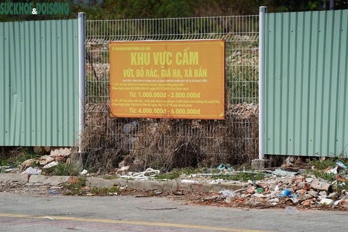 Phần vỉa hè xung quanh khu vực sân Chi Lăng khá nhếch nhác.