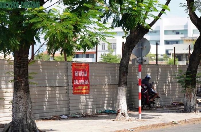 Nhằm chuẩn bị mặt bằng sạch phục vụ việc khai thác và đấu giá theo quy định, các đơn vị thi công đã cho san ủi, tháo dỡ toàn bộ các công trình, khán đài cũ của sân vận động.