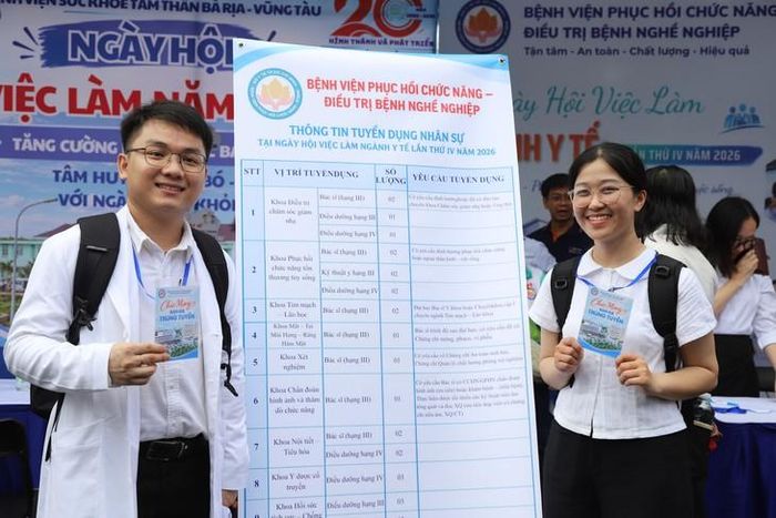 Các bác sĩ trẻ tham gia ứng tuyển tại ngày hội việc làm. Ảnh: P.Thương.