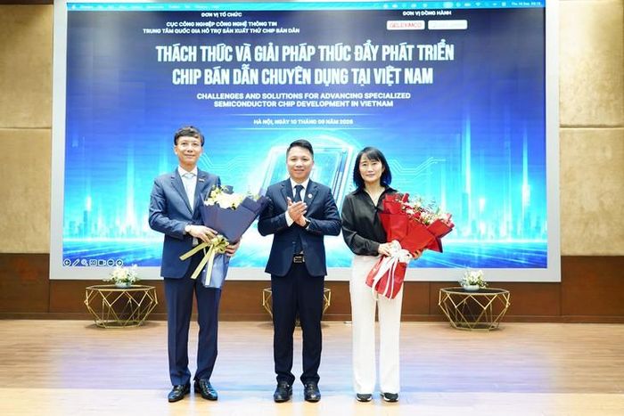 Ông Nguyễn Anh Tuấn tặng hoa cho các đơn vị đồng hành. Ảnh: M.H
