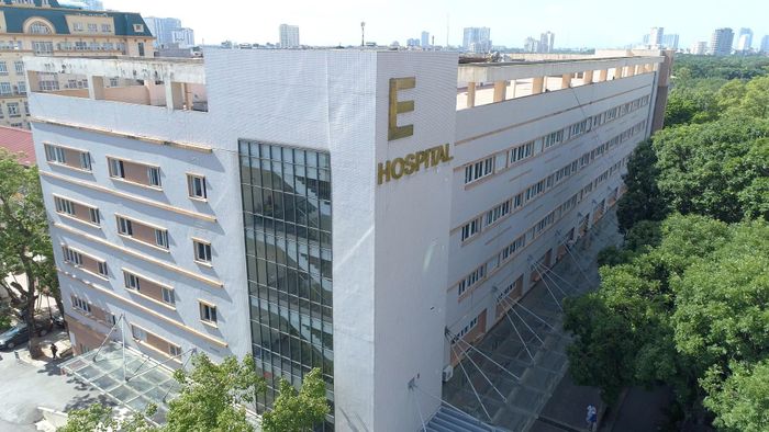 Lãnh đạo Bệnh viện E cho biết, ngay khi có kết quả điều tra vụ việc, Bệnh viện sẽ báo cáo Bộ Y tế, đồng thời gửi thông tin đến các cơ quan truyền thông và đăng tải trên trang thông tin điện tử của Bệnh viện. Ảnh: PV
