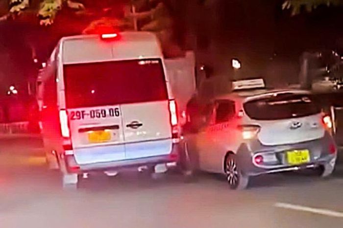 Hình ảnh hai xe ô tô chèn ép nhau trên đường Giải Phóng được đăng trên MXH. (Ảnh Công an TP Hà Nội)