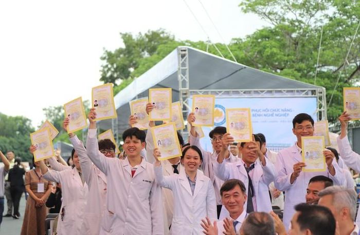 Các bác sĩ nhận chứng chỉ hành nghề tại lễ tổng kết chương trình thí điểm thực hành tại Bệnh viện đa khoa gắn với trạm y tế khóa 4. Ảnh: P.Thương.