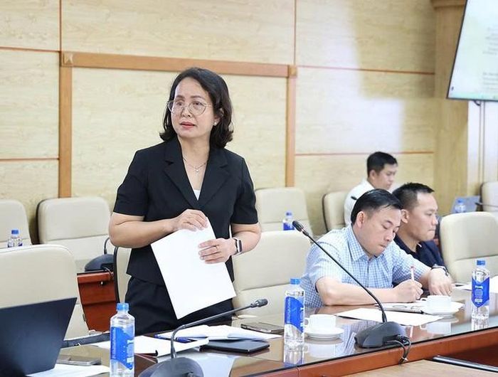 Các đại biểu thảo luận.  Ảnh: Trần Minh