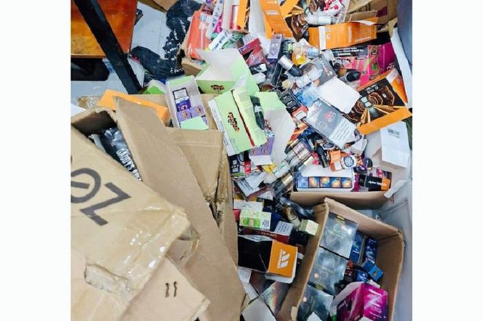 Gần 3.600 sản phẩm thuốc lá điện tử và các sản phẩm liên quan được lực lượng chức năng thu giữ. Ảnh: Công an TP Cần Thơ