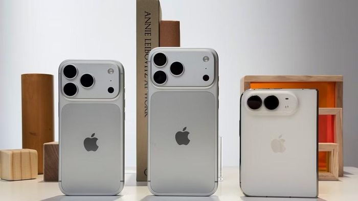Từ trái sang phải: iPhone 18 Pro, iPhone 18 Pro Max và iPhone Duo (phiên bản thật).