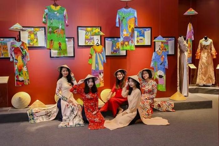 Công chúng sẽ có cơ hội tìm hiểu trực tiếp quá trình làm nên một chiếc áo dài từ chất liệu, đường kim, mũi chỉ đến cách tạo dáng tại chương trình "Nét Hà thành" (Ảnh minh họa).